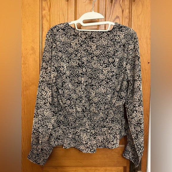 Medium Blouse. Small button in v-neck to hold fabric together! - Picture 2 of 5